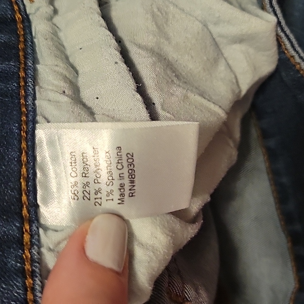 Distressed jean shorts - Picture 4 of 9
